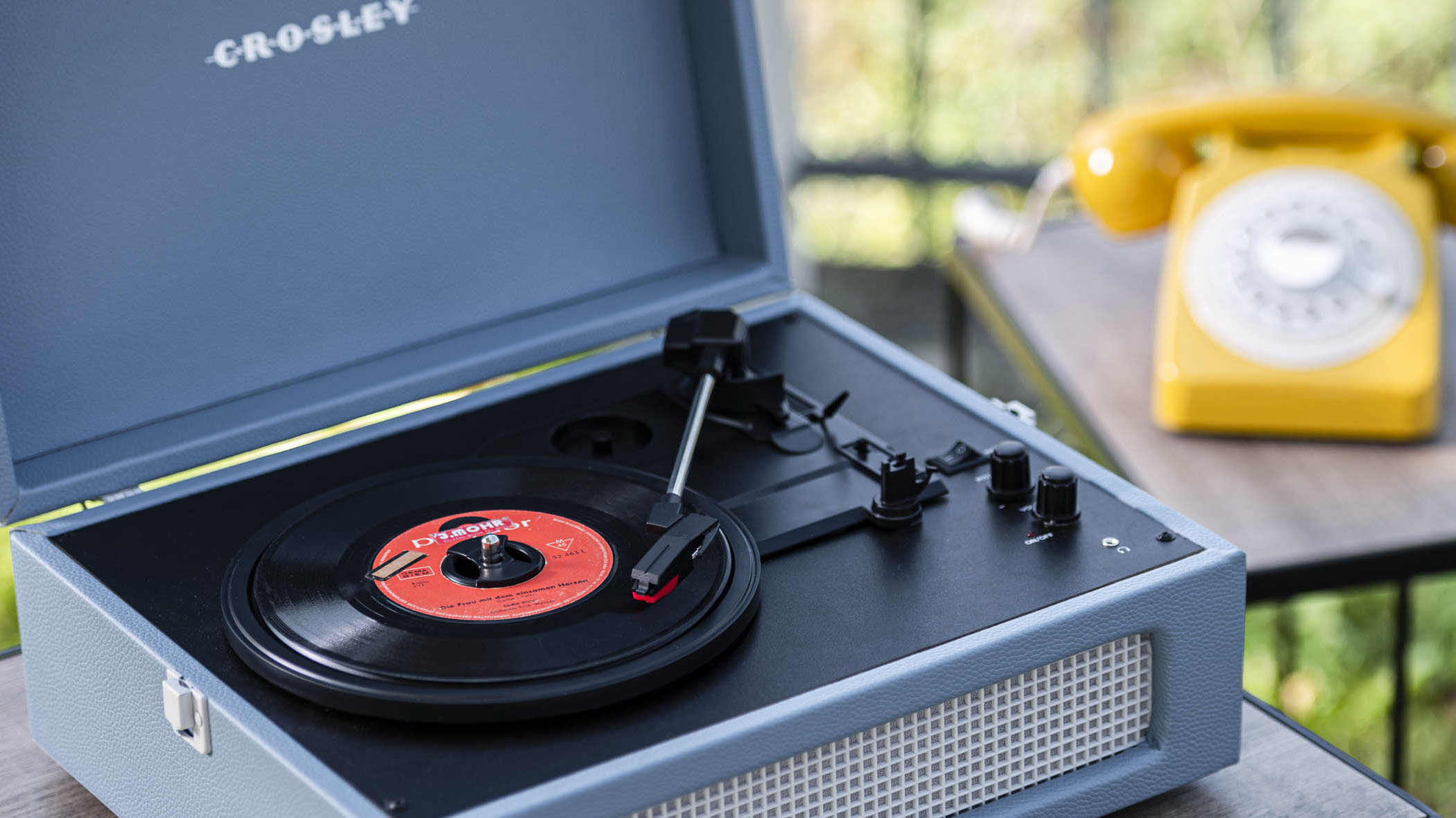 Plattenspieler der das Frühstück de luxe im Garten musikalisch umarmt